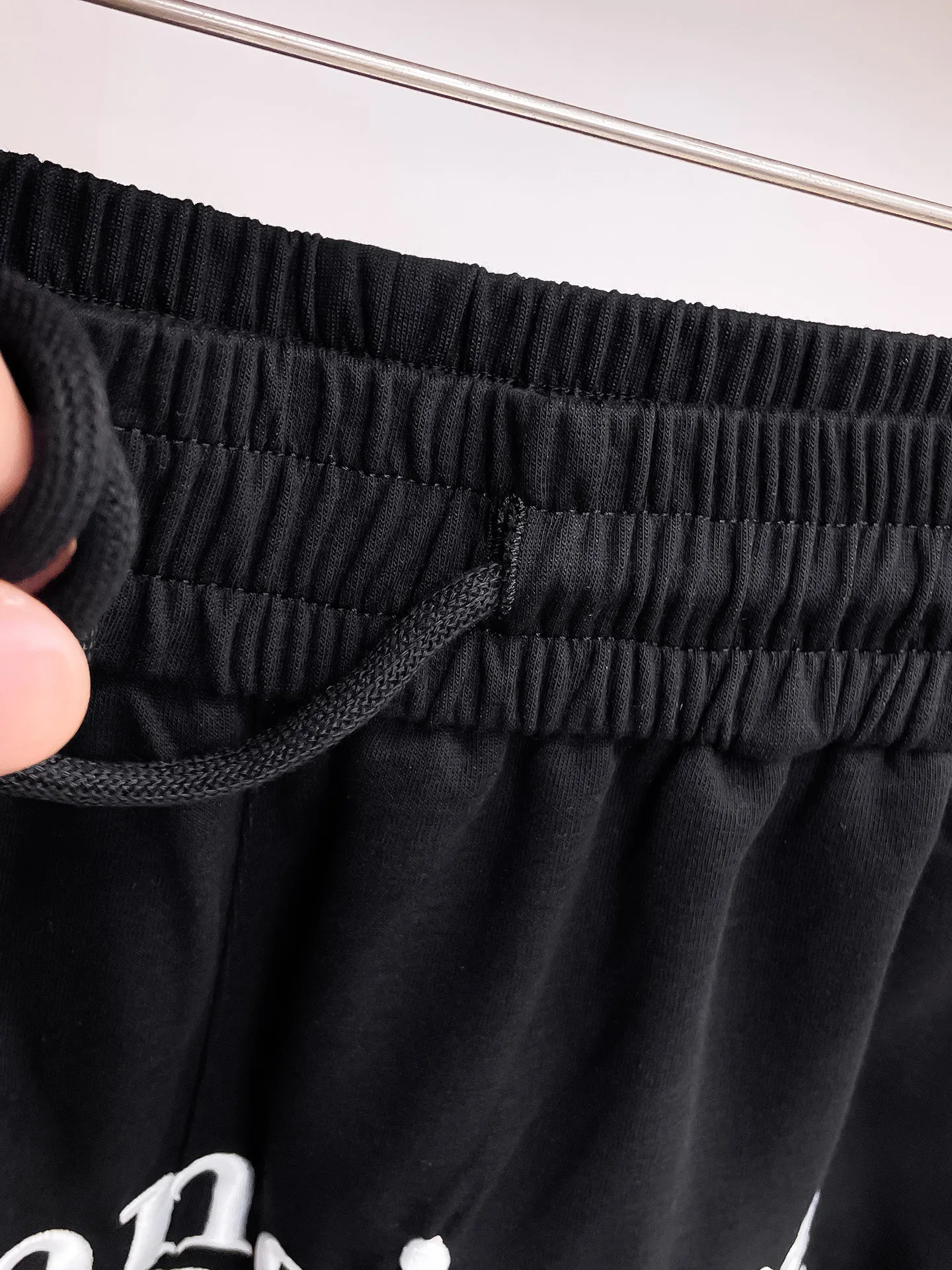Balenciaga's three-standard complete 2026 summer New Arrival men's casual shorts, advanced custom-made Breathable fabric, Breathable fabric, extremely stretchy and comfortable, impeccable details, top-grade accessories, original logo design concept, delicate and soft feel! The upper body fit is awesome! Size: M-XXXL Please state your height and weight when ordering